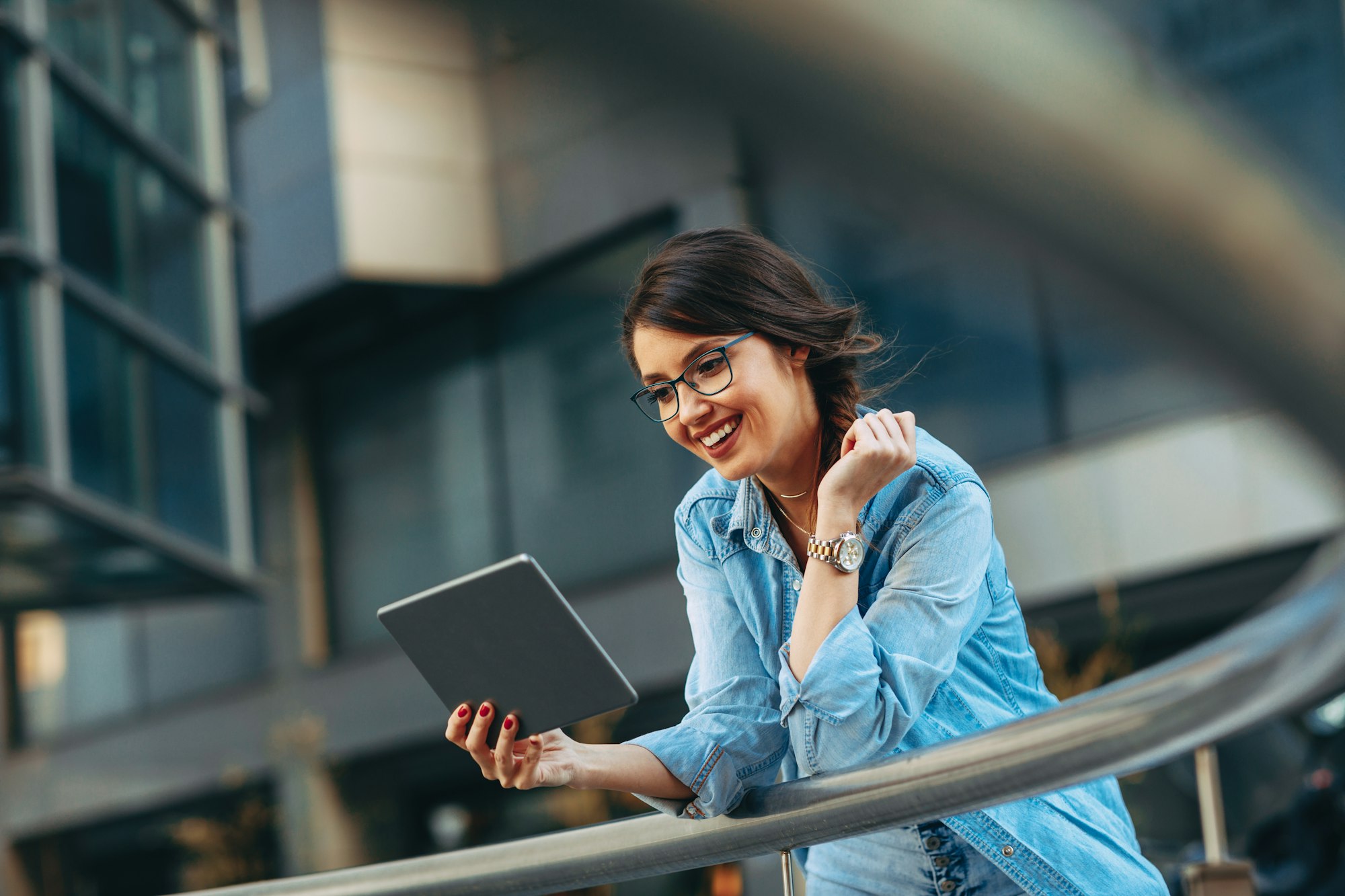 Young woman usinga digital tablet in the city